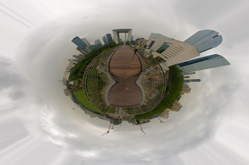 little-planet De la passerelle à la Défense, Central-Parc est à "4h30"