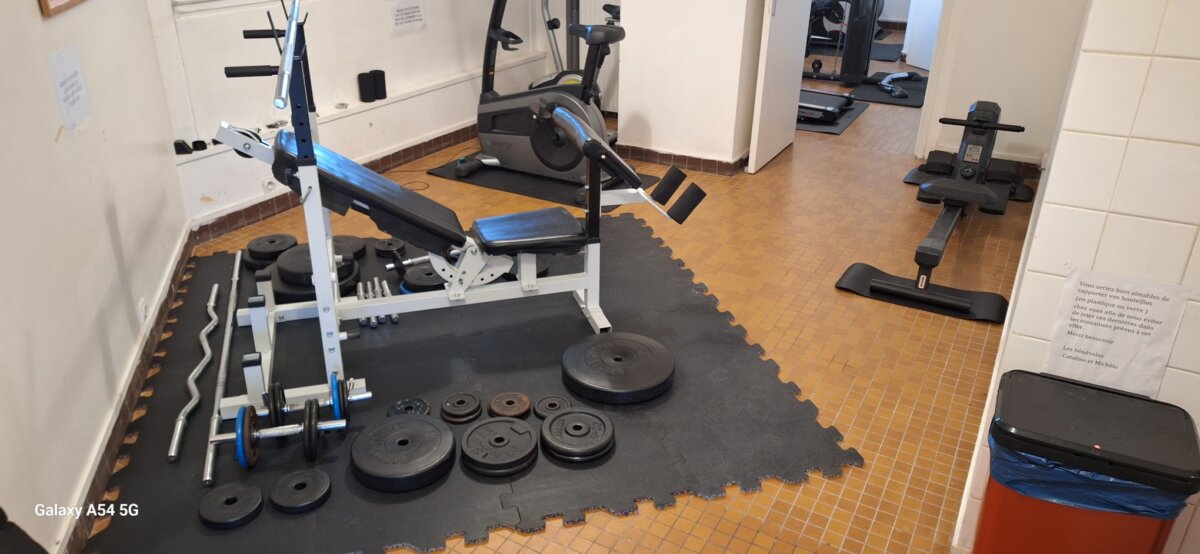 Salle cardio training tapis matériel